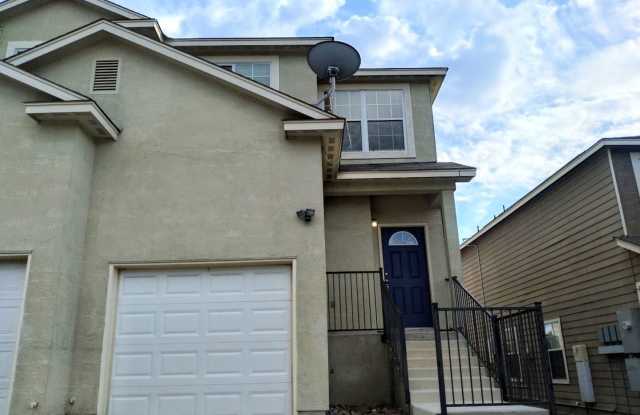 **MOVE IN SPECIAL** Spacious 3 Bedroom 2.5 Bath Townhome!