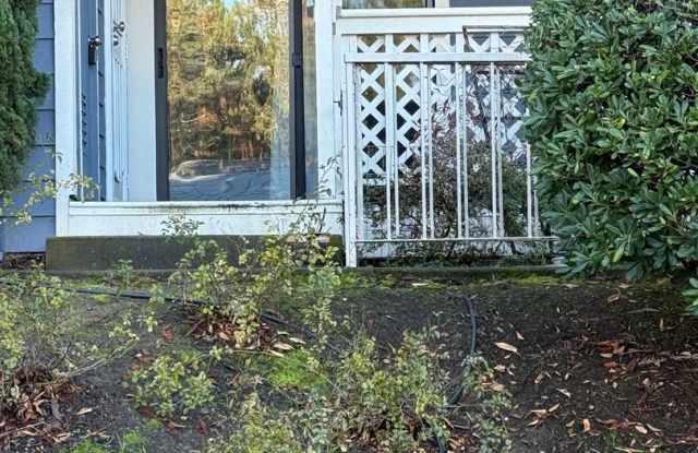 Gated Community with easy west bound 80 access
