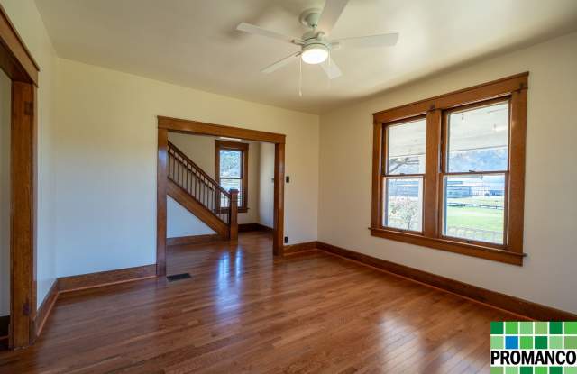 Southern Style Charming 3-Bedroom Farmhouse