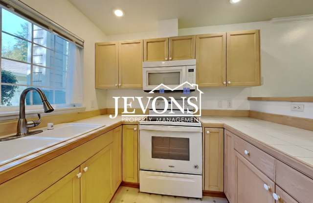 Condo with Swimming Pool and Private Enclosed 1-Car Garage in Klahanie Neighborhood