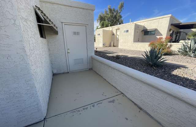 827 E LANCASTER Circle