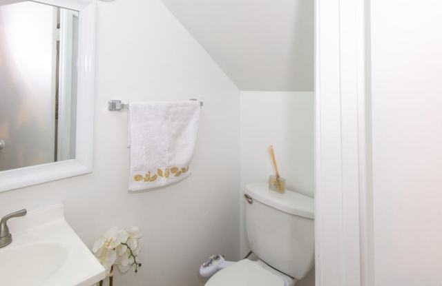 1128 E Lexington Ave