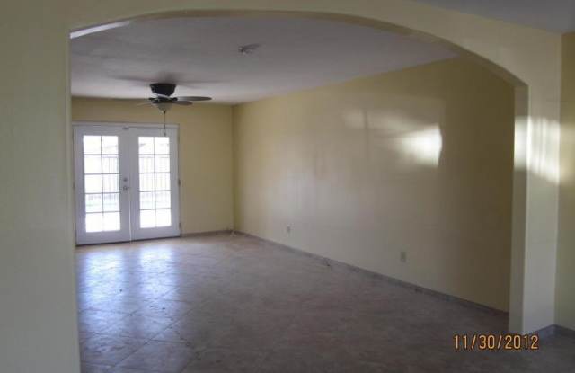 8303 E GLENROSA Avenue