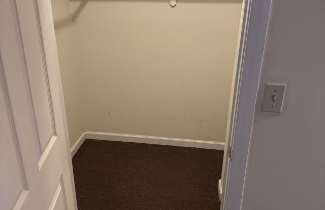 985 Bank Street - 10