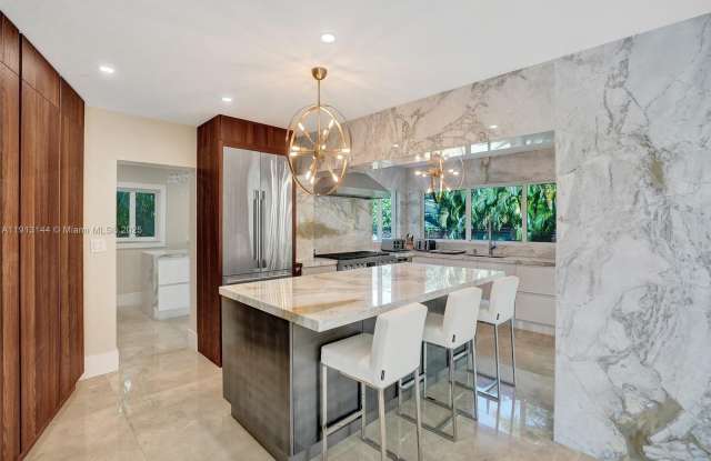 Photo of 2421 NE 7th Pl