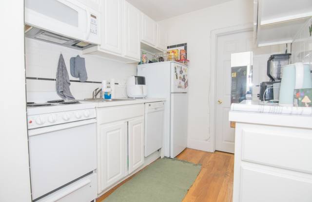 Large 2 bed next to Northeastern and Berklee for the upcoming school year!