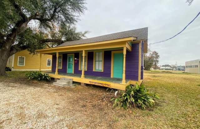 Fully Updated 2-Bedroom 1-Bathroom House in Downtown LC