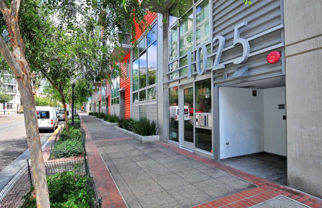 2 bedroom 2 story East Village loft at Fahrenheit! Small Pet OK!