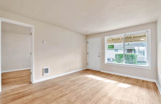 Cozy 2 Bedroom, 1.5 Bathroom Apartment off State St - all remodeled!