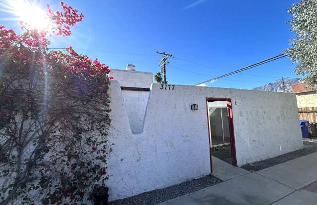 AVAILABLE NOW! 2 Bed 2 Bath Apartment in Palm Springs!