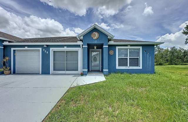 Photo of Beautiful Home with Cable and Internet Included