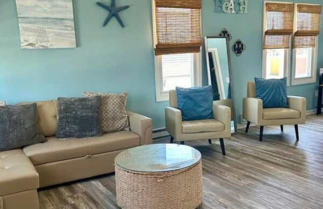 123 Franklin Avenue unit: Front Upper