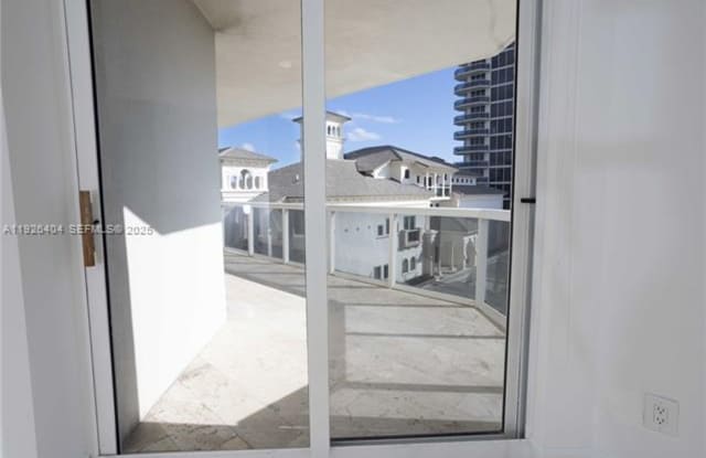 4779 Collins Ave appt 504 (A11926404)