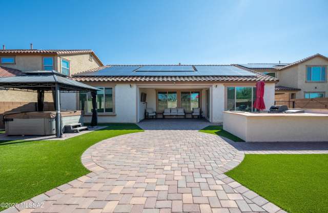 5758 S Clonmellon Avenue