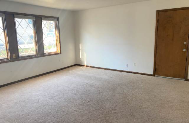 Photo of 1711 E Avenue NortheastUpper Unit