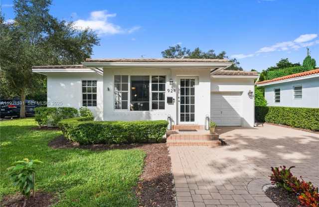 Photo of 924 El Rado St