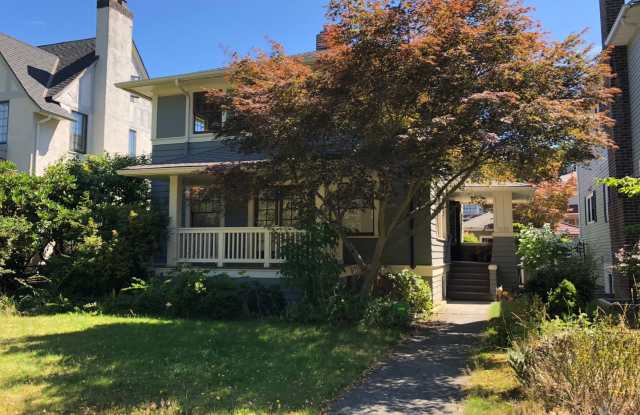 Wonderful University District 8 bedrooms house!