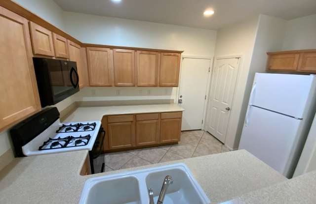 **2 WEEKS FREE RENT FOR QUALIFIED APPLICANTS WITH IMMEDIATE MOVE IN**BEAUTIFUL HOME WITH ALL NEW CARPET IN CENTENNIAL HILLS