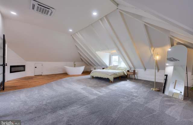 136 E HARRISBURG Avenue