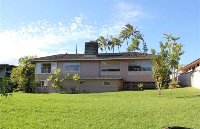 Single Family -3 Bed, 3.5 Bath + Studio in Aiea !!