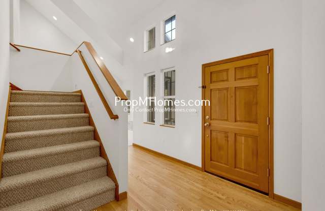 Gorgeous Home Near Multnomah Village - Four Bedrooms!