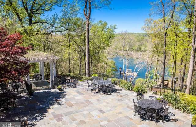 658 LIVE OAK DR