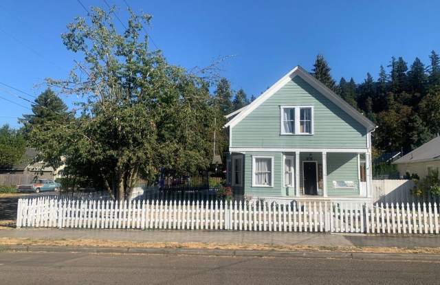 122 Center Street - 122 C Street, Oregon City, OR 97045