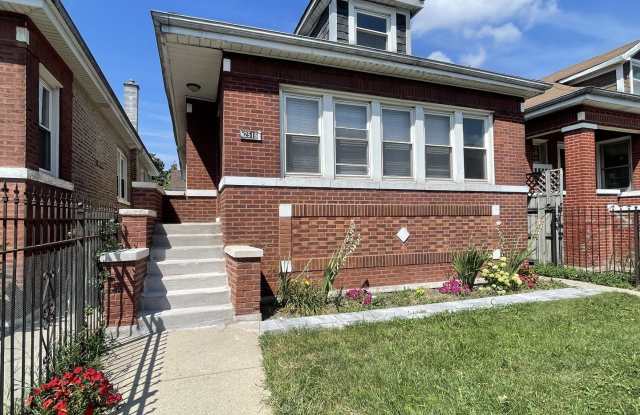 2516 N Keeler Avenue