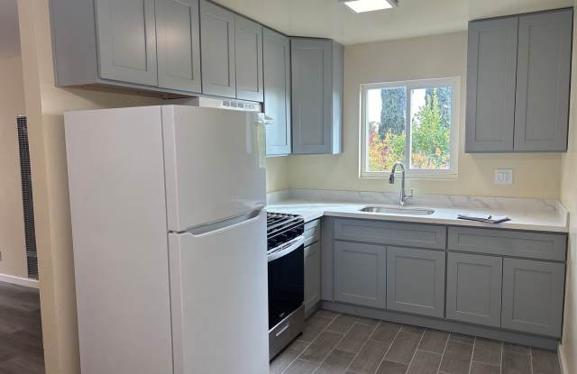 GREAT CENTRAL LIVERMORE LOCATION...CLEAN UNIT WITH 2 BED/ 1 BATH; LAUNDRY FACILTIY IN BLDG!
