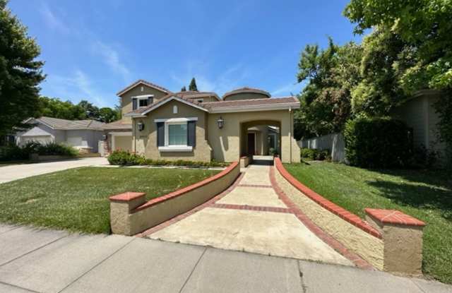 Luxury home with 5 bedrooms/3.5 bathrooms for rent