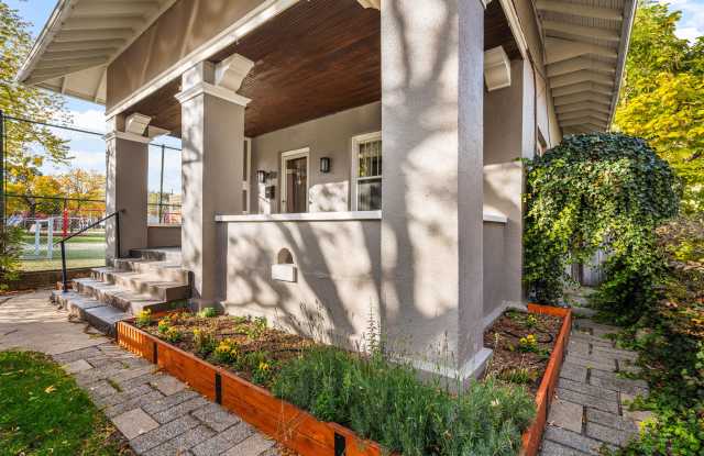 127 Trowbridge St Ne