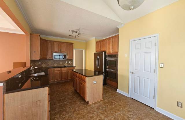 3 BD / 2 BA Unfurnished