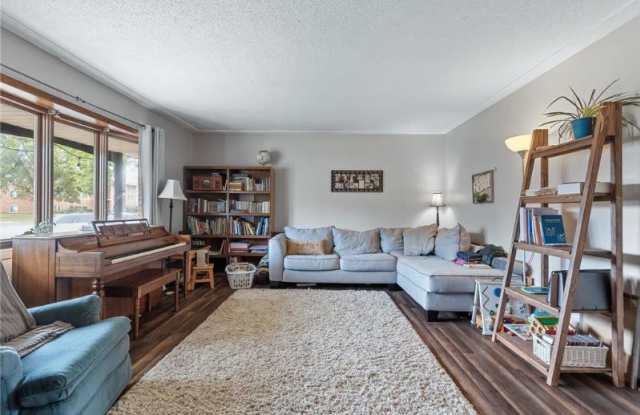 2049 Desoto St