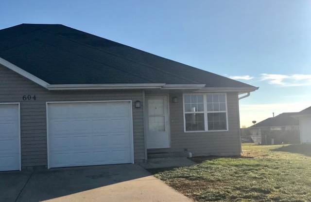 Super clean 2 bedroom 2 Bath Duplex in Clever MO