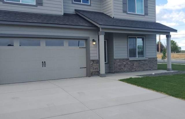4 bed 2.5 bath home in Mae Valley area of Moses Lake