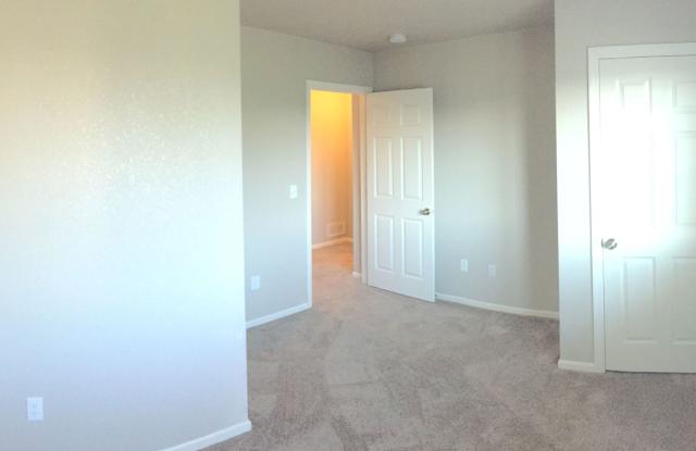 Spacious 3 bedroom, 3.5 bathroom Condo For Rent!