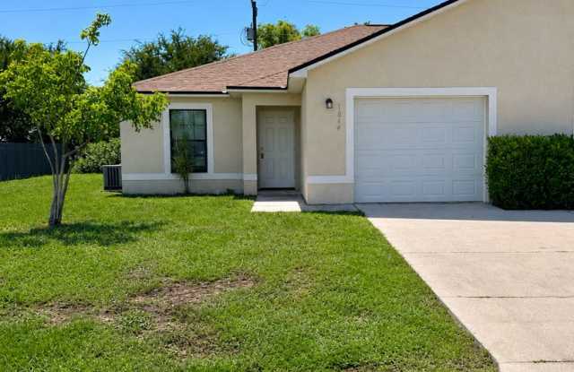 3BR/2BA Duplex with Garage | Pet Friendly | Lawn Care Included |Free Application