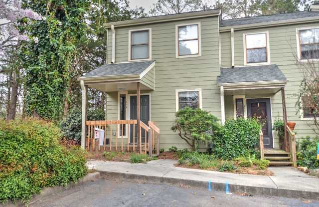 Rare End-Unit Townhome in Carrboro with Beautiful Updates! Available Early July!