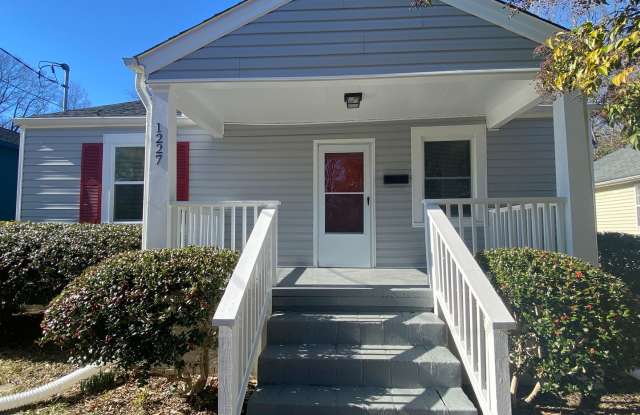 Great Walltown House With All Appliances and Fenced Backyard