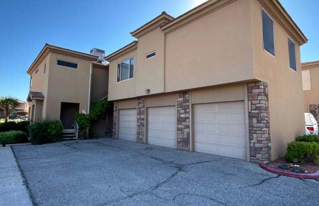 2 Bedroom Condo with 1 Car Garage - 340 North Country Lane, St. George, UT 84770