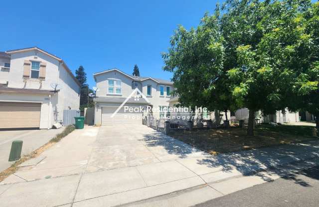Spacious Stockton 5bd/3ba back up to Elkhorn Golf Club