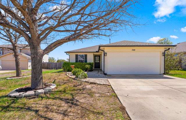 Charming 3 bedroom, 2 bathroom home in Kyle!!!