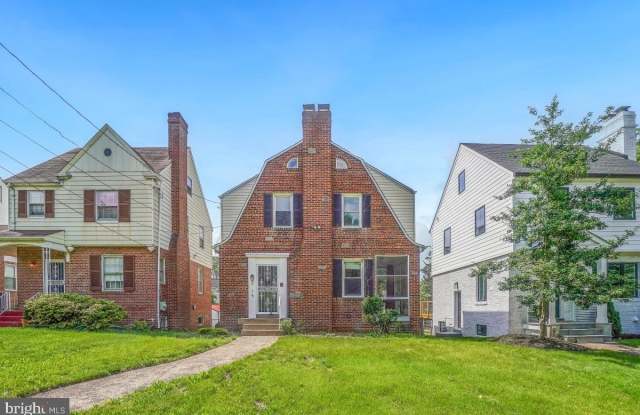 Photo of 2615 OTIS Street NE