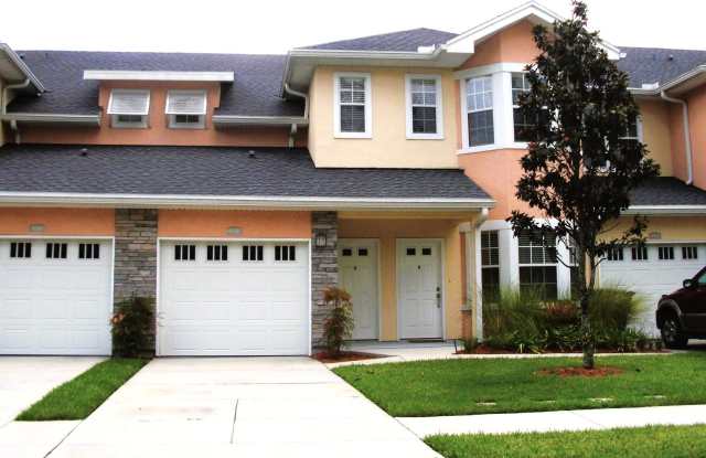 MUST SEE!! 3 bed/2 Bath Town Home! Close to Everything!