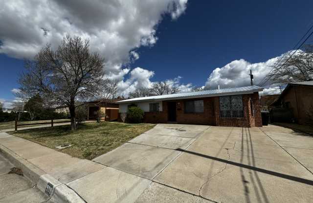 908 Faye Place Northeast