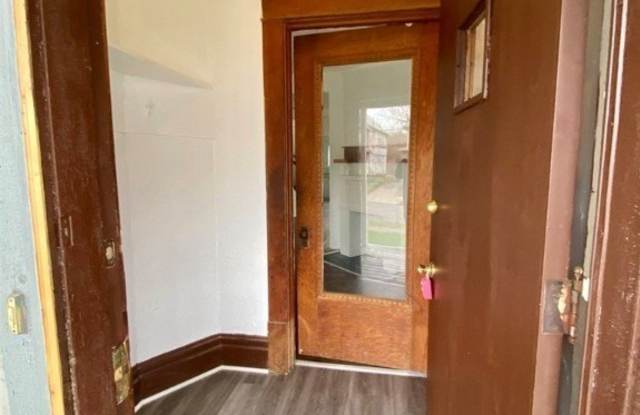 583 Schiller Avenue unit: 583