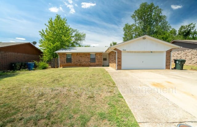 725 Briarwood Dr - 725 Briarwood Drive, Midwest City, OK 73130