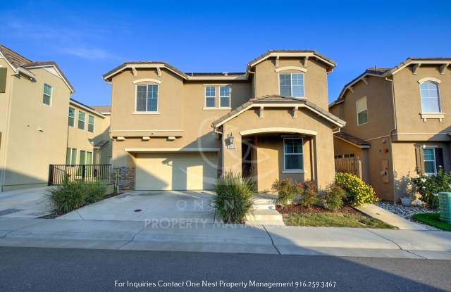 Charming 3-Bedroom Home with Loft, Walk-In Closet, and Modern Kitchen