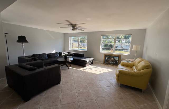 3/2 Pool  Patio home in Stuart! Pool / Lawn care included!