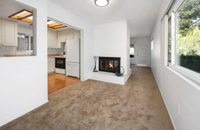 CORONADO - MOVE IN SPECIAL $1,000 OFF 1ST MONTH- 3 Bedroom / 2 Bathroom House